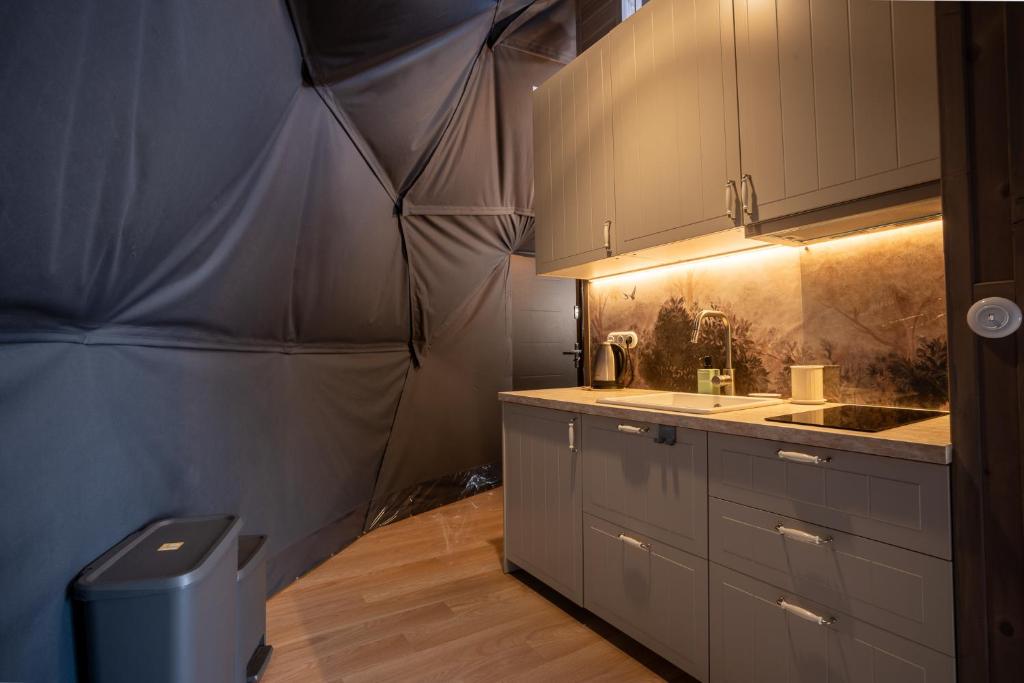 Kuchyň nebo kuchyňský kout v ubytování Sëtnowa Glamping
