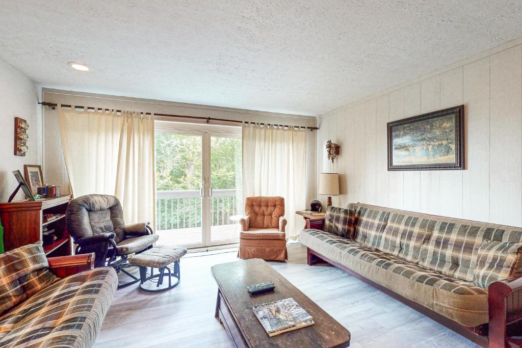 un soggiorno con un divano e un tavolo di Skyleaf E4 a Sugar Mountain