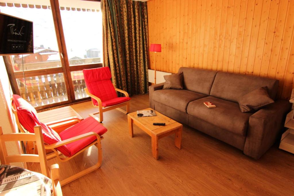 un salon avec un canapé et deux chaises dans l'établissement Résidence Lac Du Lou - VAL THORENS APPARTEMENT 6 PERSONNES SPACIEUX ET CONFORTABLE MAE-7456, à Val Thorens