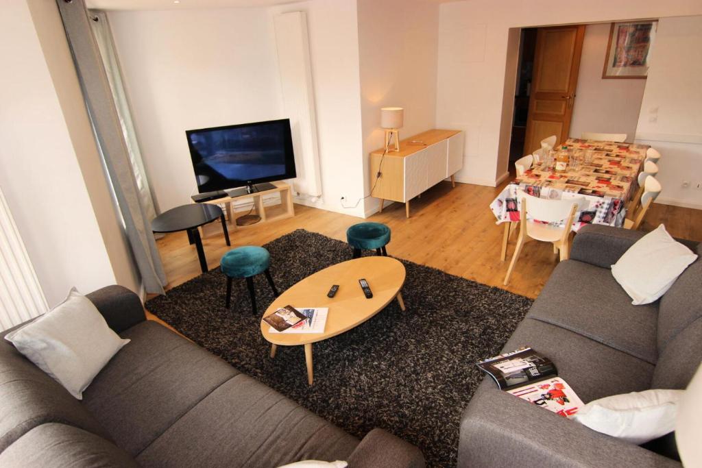 un salon avec un canapé et une table dans l'établissement Résidence Hauts De Chaviere - VAL THORENS SPACIEUX 4 PIECES 8 PERSONNES PROCHE DE TOUT MAE-7445, à Val Thorens