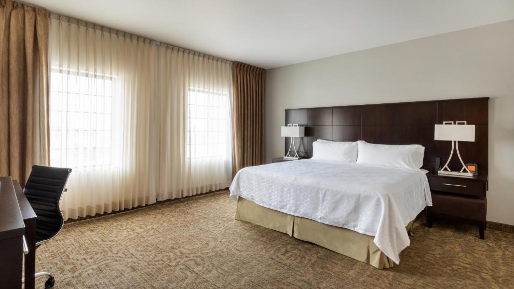 Postel nebo postele na pokoji v ubytování Staybridge Suites Chihuahua by IHG