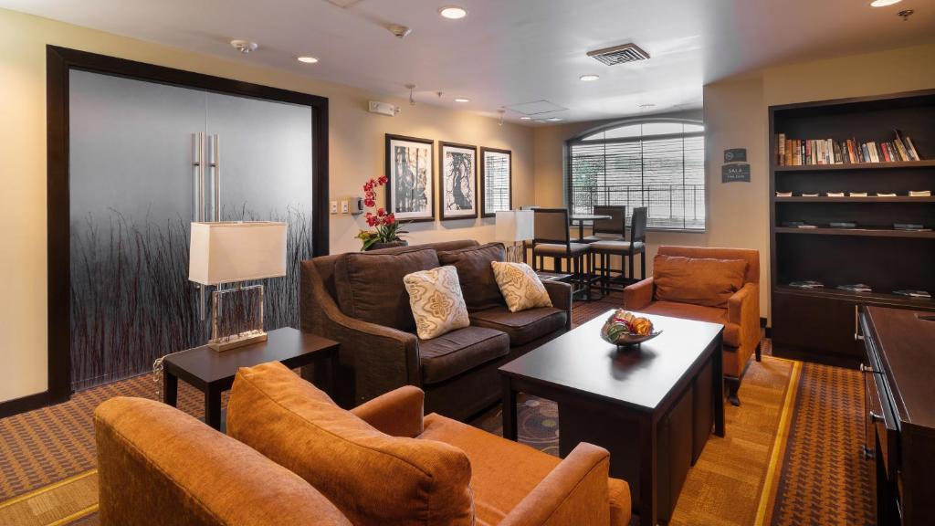 Posezení v ubytování Staybridge Suites Chihuahua by IHG