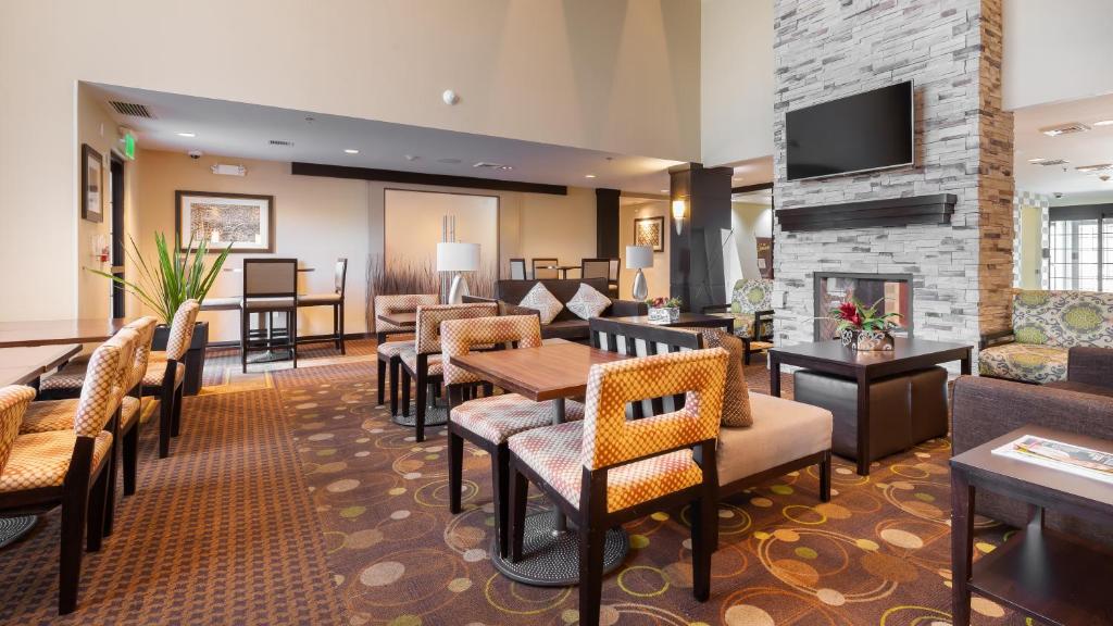 TV a/nebo společenská místnost v ubytování Staybridge Suites Chihuahua by IHG