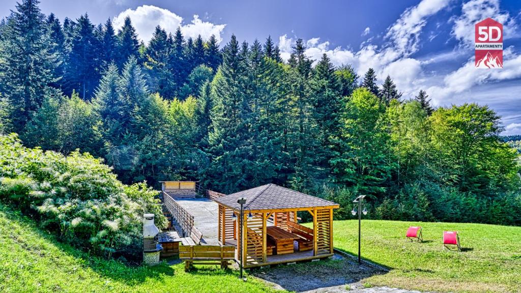 Vonkajšia záhrada v ubytovaní Apartament SPA 44 Resort Kozubnik blisko Szczyrk- 5D Apartamenty