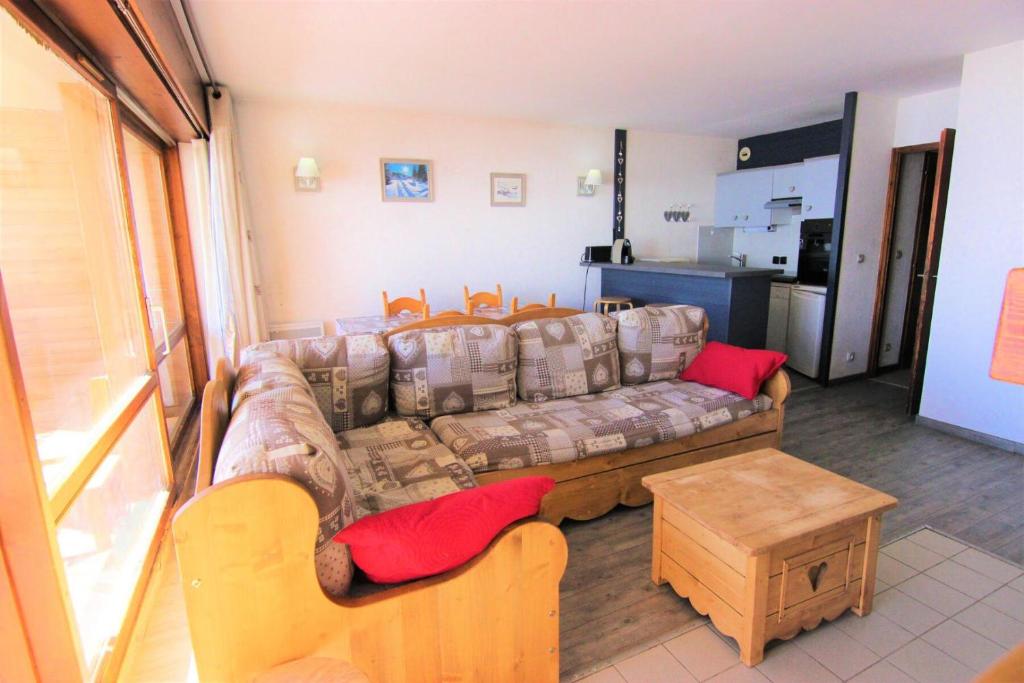 un salon avec un canapé et une table dans l'établissement Résidence Beau Soleil - CHALET BEAUSOLEIL APPARTEMENT 6 PERS 50M² JOLIE VUE MAE-7513, à Val Thorens