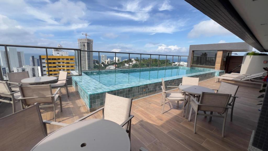 un balcone con piscina in cima a un edificio di Studio disponível na Barra Salvador Ba a Salvador