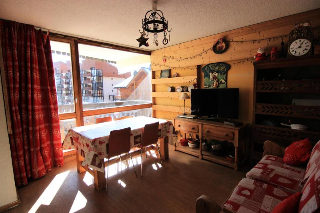 un salon avec une table et une fenêtre dans l'établissement Résidence Lac Du Lou - VAL THORENS 2 PIECES POUR 5 PERSONNES CENTRAL ET PIED DE PISTES MAE-7537, à Val Thorens
