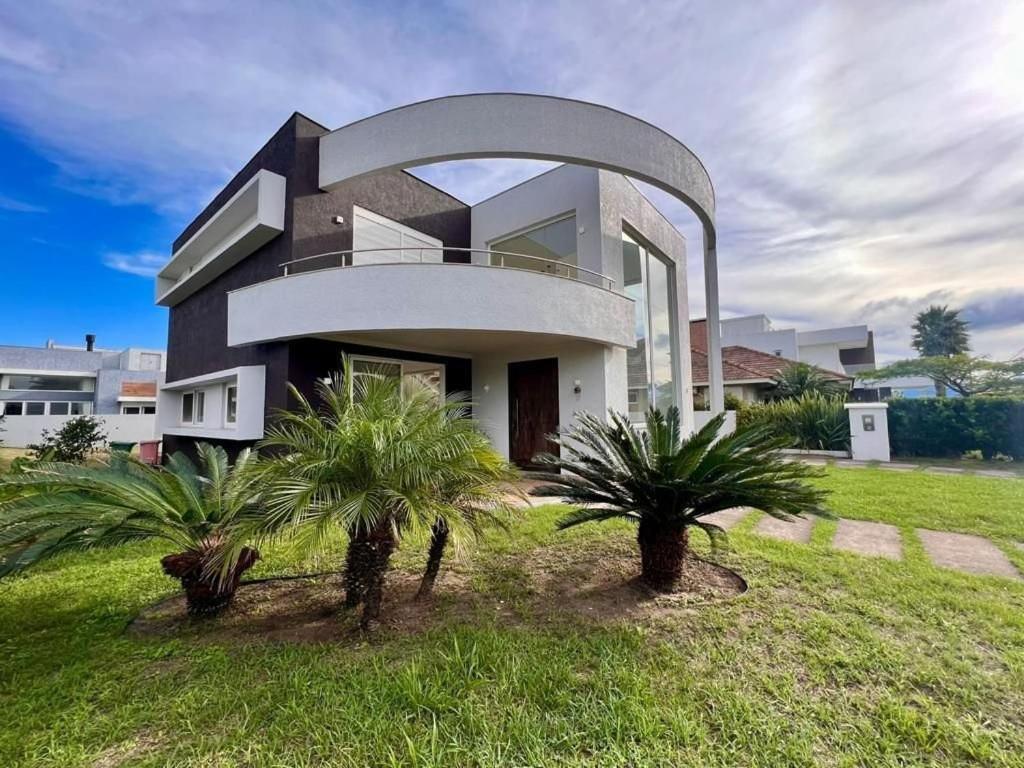 Κήπος έξω από το Verão dos Sonhos no Condomínio Quintas do Lago