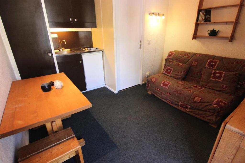un petit salon avec un canapé et une table dans l'établissement Résidence Roche Blanche - VAL THORENS STUDIO CABINE 4 PERSONNES CENTRAL MAE-7560, à Val Thorens