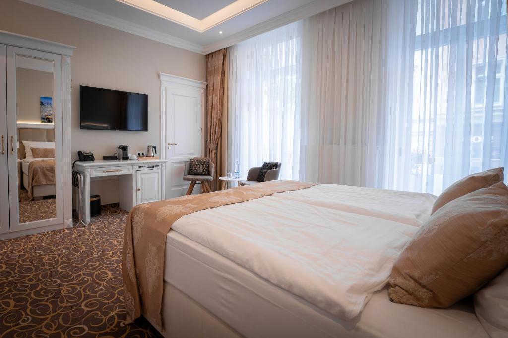 Golden Key Boutique Hotel - 7