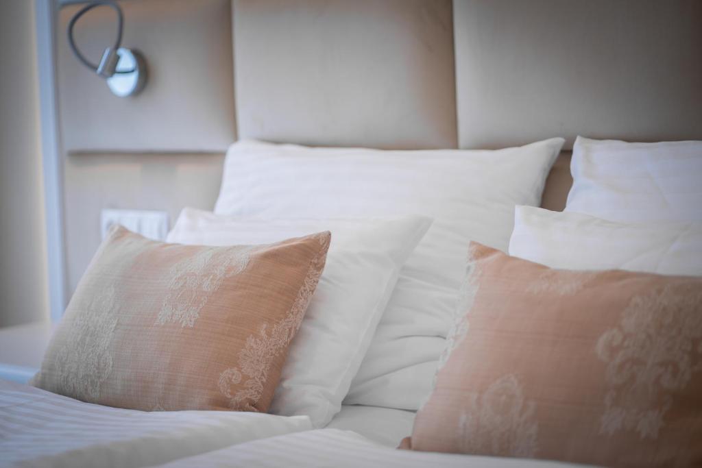 Golden Key Boutique Hotel - 12