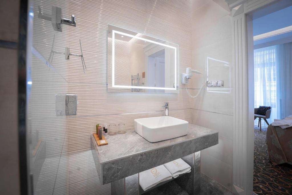 Golden Key Boutique Hotel - 3