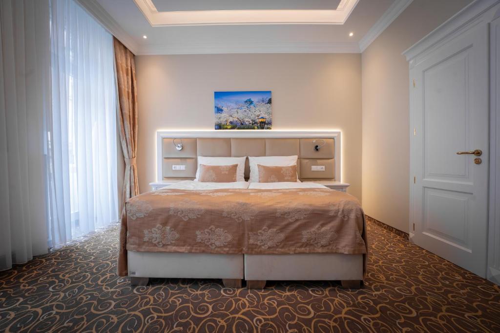 Golden Key Boutique Hotel - 2