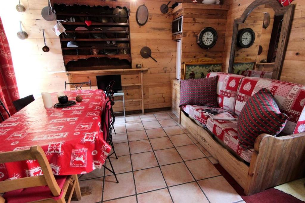 - un salon avec une table, un canapé et une table dans l'établissement Résidence Lac Du Lou - VAL THORENS CONFORTABLE 2 PIECES 5 PERSONNES AU PIED DES PISTES MAE-7578, à Val Thorens