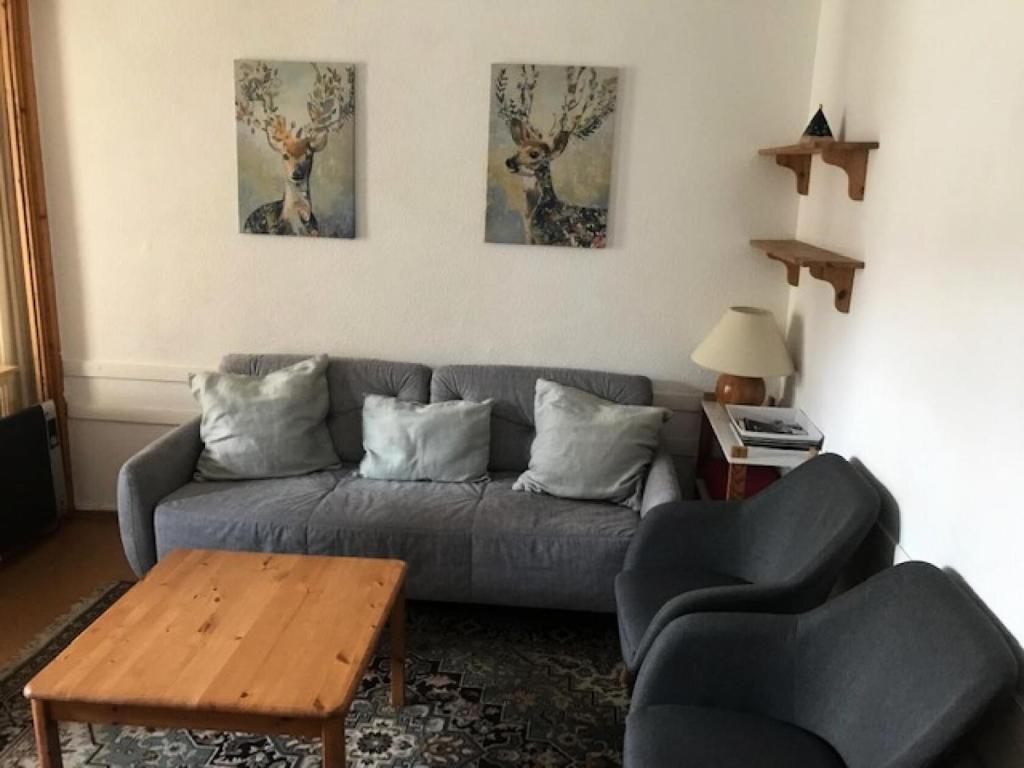 un salon avec un canapé et une table dans l'établissement Résidence Eskival - 2 Pièces pour 4 Personnes 92, à Val Thorens