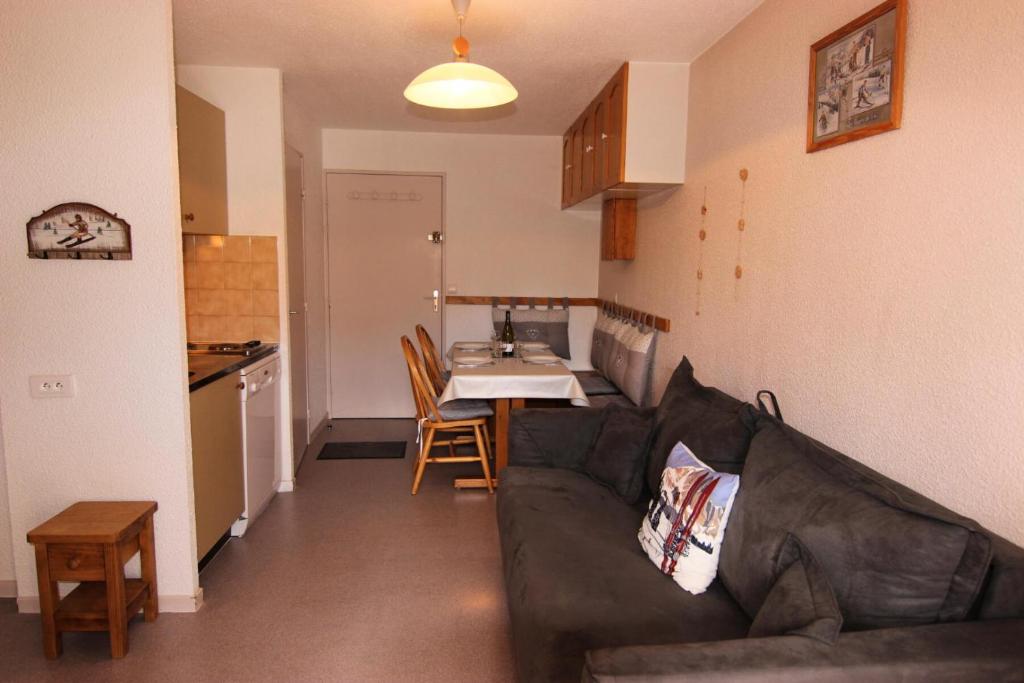 un salon avec un canapé et une table dans l'établissement Résidence Cimes De Caron - CIMES DE CARON STUDIO CABINE 24M² 4 PERS MAE-7601, à Val Thorens