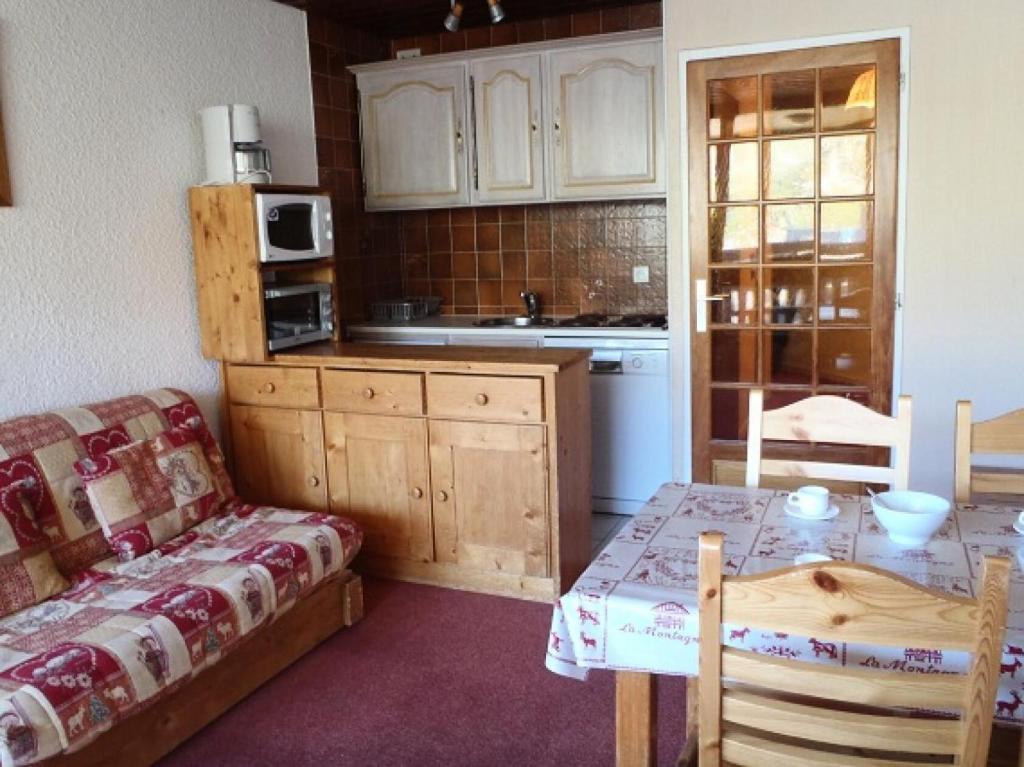 une petite cuisine avec une table, un canapé, une table et une table dans l'établissement Résidence Serac - 2 PIECES CABINE POUR 4 PERSONNES AU PIED DES PISTES MAE-7611, à Val Thorens