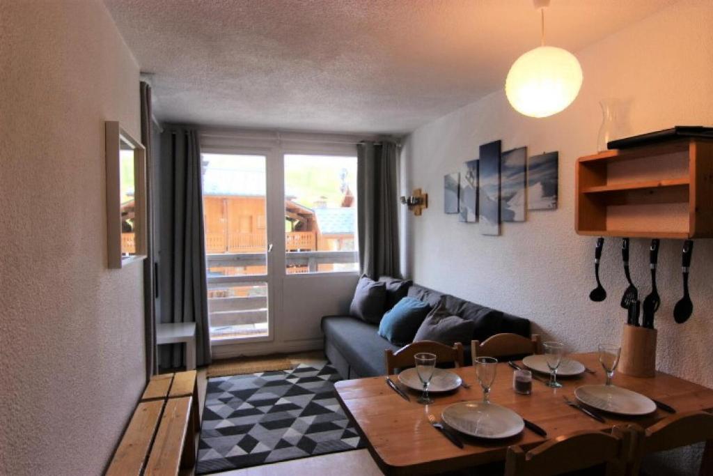 un salon avec une table et un canapé dans l'établissement Résidence Lauzieres - JOLI 2 PIECES CABINE POUR 4 PERSONNES QUARTIER SOLEIL MAE-7613, à Val Thorens