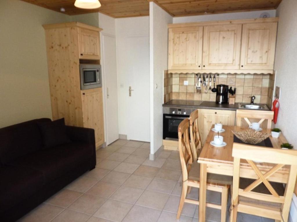 une cuisine et une salle à manger avec une table et des chaises dans l'établissement Résidence Eterlous - ETERLOUS STUDIO CABINE 27M² 4P CENTRE STATION MAE-7633, à Val Thorens