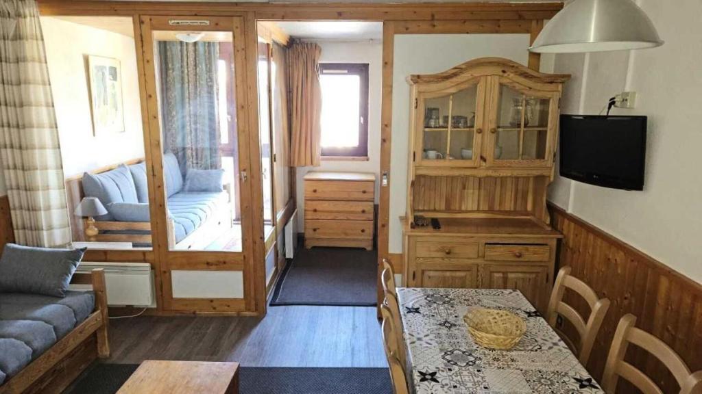 un petit salon avec un canapé et une table dans l'établissement Résidence Eskival - ESKIVAL APPARTEMENT 35M² 4 PERS CENTRE STATION ACCES DIRECT SUR LES PISTES MAE-7662, à Val Thorens