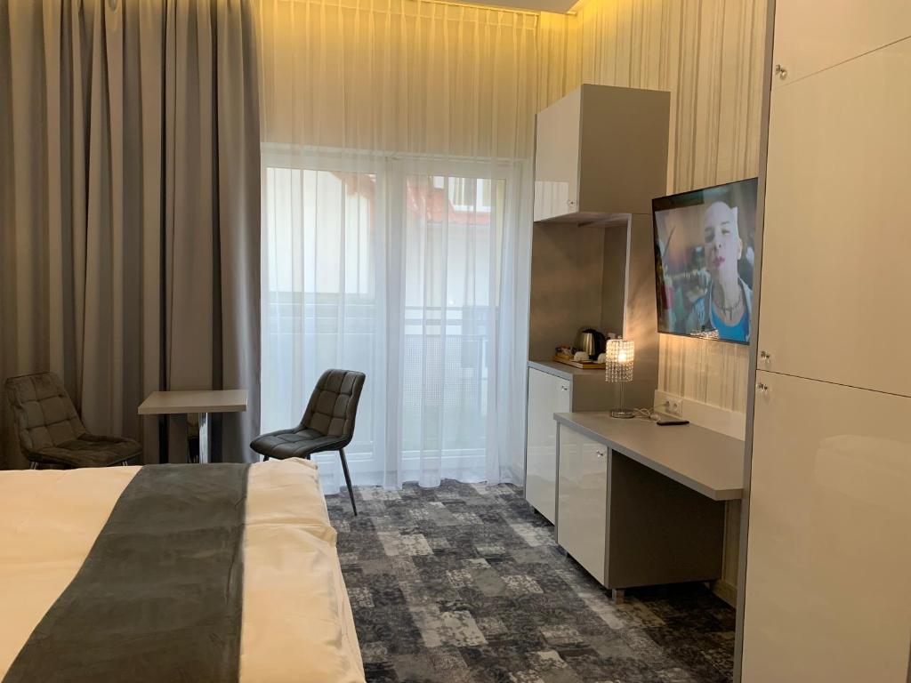 Piramida - King Room With Roll-In Shower - Disability Access