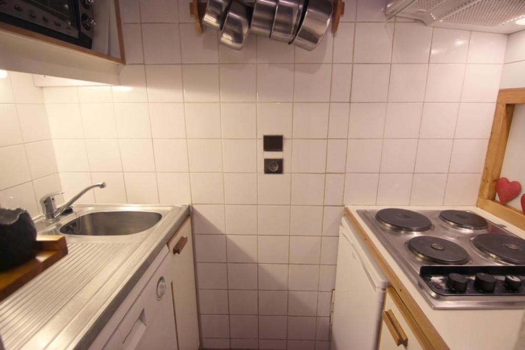 une petite cuisine avec un évier et une cuisinière dans l'établissement Résidence Eskival - ESKIVAL APPARTEMENT 35M² 4 PERS CENTRE STATION ACCES DIRECT SUR LES PISTES MAE-7664, à Val Thorens