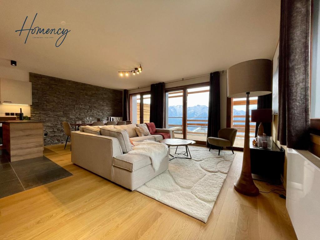 un salon avec un canapé et une table dans l'établissement Homency - Résidence Fermes de l'Alpe A301, à L'Alpe-d'Huez