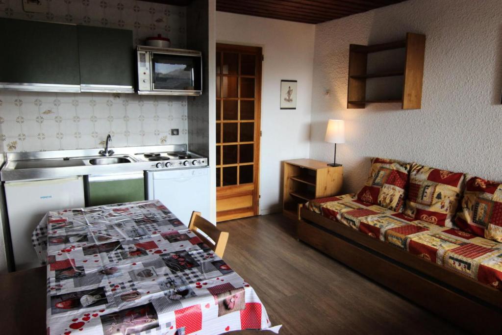 - un salon avec une cuisine et un lit dans une chambre dans l'établissement Résidence Serac - IDEALEMENT SITUE ET BIEN EXPOSE 2 PIECES CABINE POUR 4 PERSONNES MAE-7712, à Val Thorens