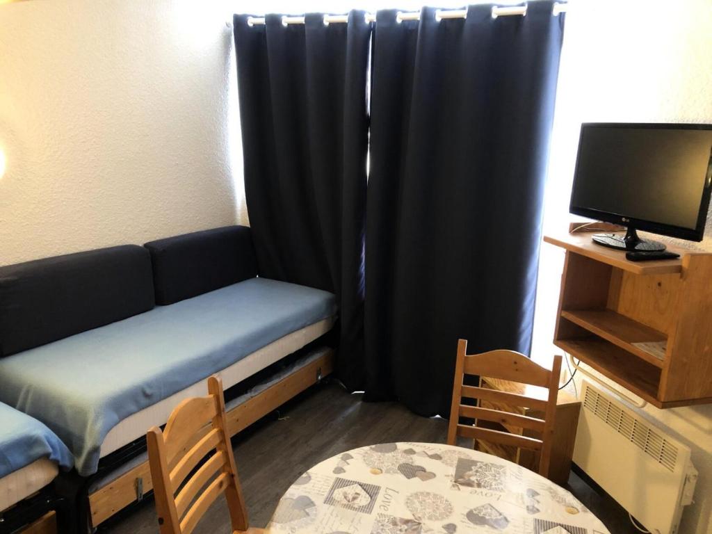 Cette chambre comprend un lit et un bureau avec un ordinateur. dans l'établissement Résidence Temples Du Soleil Machu - VAL THORENS 2 PIECES 4 PERSONNES EXPOSE SUD ET AU PIED DES PISTES MAE-7744, à Val Thorens