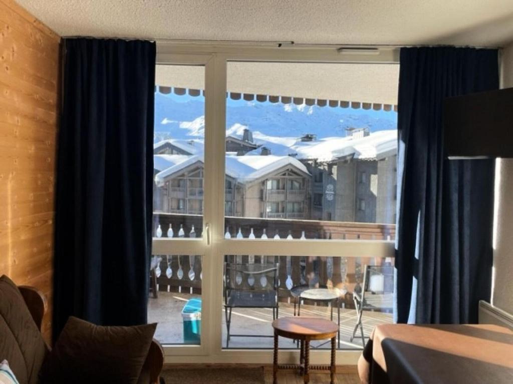 Cette chambre dispose d'une fenêtre offrant une vue sur un bâtiment. dans l'établissement Résidence Lac Du Lou - VAL THORENS CHARMANT STUDIO POUR 3 PERSONNES EXPOSE SUD MAE-7749, à Val Thorens