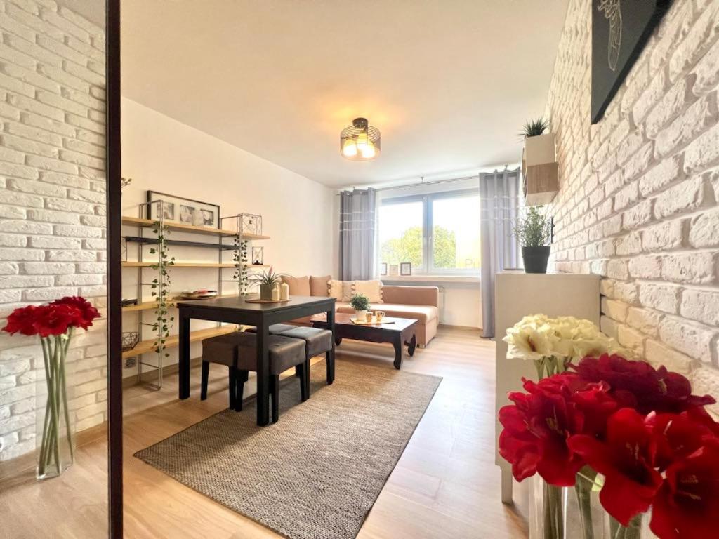 un salon avec une table et un canapé dans l'établissement Comfort Home, à Olsztyn