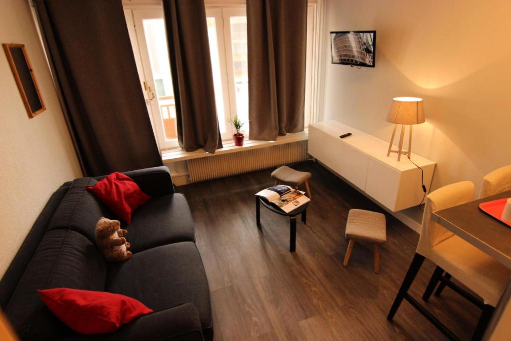 un salon avec un canapé et une table dans l'établissement Résidence Hauts De Chaviere - HAUTS DE CHAVIERE STUDIO 23M² 4PERS PLACE SLALOM DECO MODERNE MAE-7756, à Val Thorens