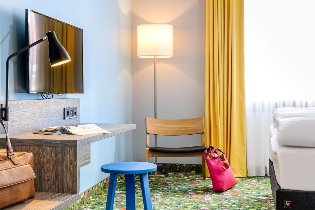 TV a/nebo společenská místnost v ubytování Felix Hotel Kaufbeuren