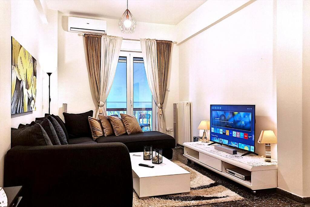 TV a/nebo společenská místnost v ubytování Modern apartment in Neo Faliro