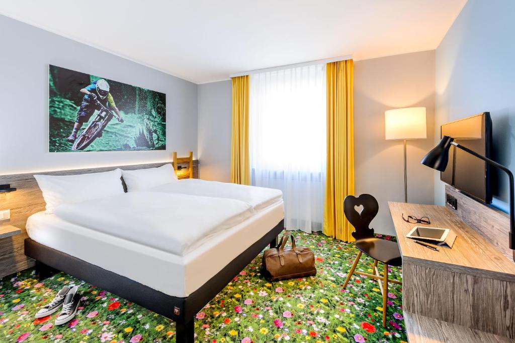 Postel nebo postele na pokoji v ubytování Felix Hotel Kaufbeuren