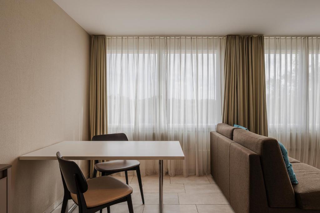 Area soggiorno di Amanthos Living Zürich Airport