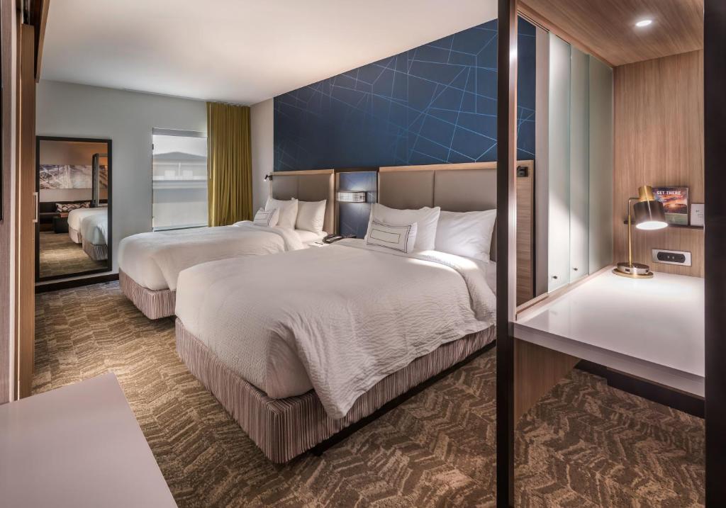 Postel nebo postele na pokoji v ubytování SpringHill Suites by Marriott Reno