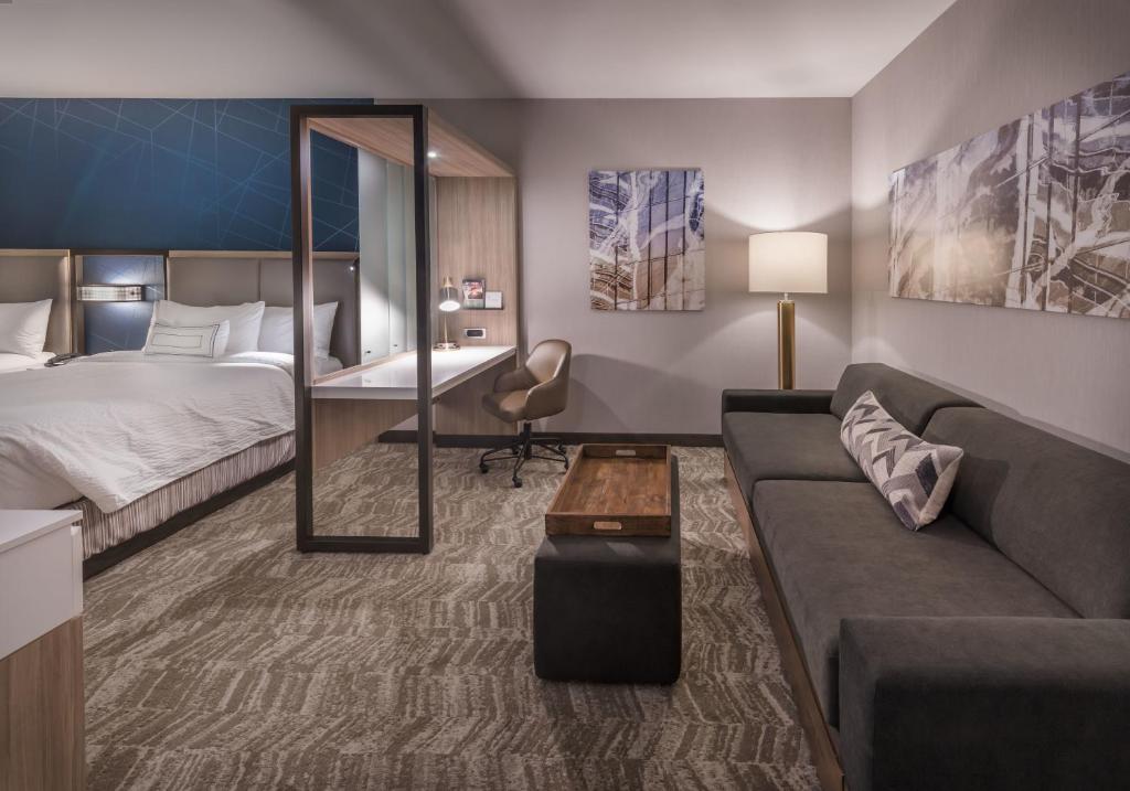 Postel nebo postele na pokoji v ubytování SpringHill Suites by Marriott Reno