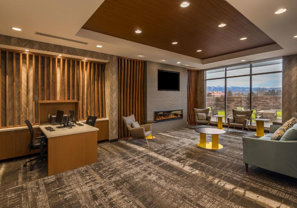 TV a/nebo společenská místnost v ubytování SpringHill Suites by Marriott Reno