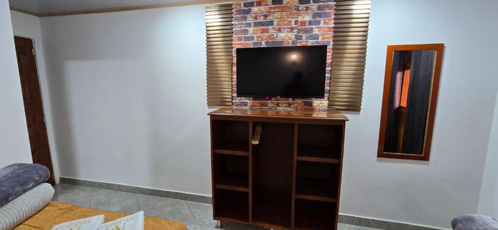 TV a/nebo společenská místnost v ubytování HOTEL EL VALENCIA