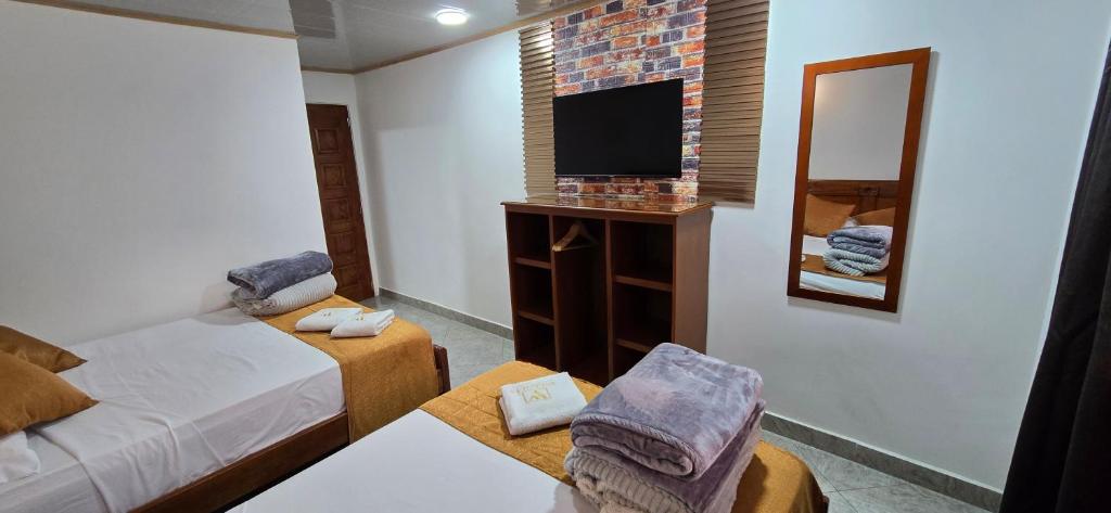 TV a/nebo společenská místnost v ubytování HOTEL EL VALENCIA