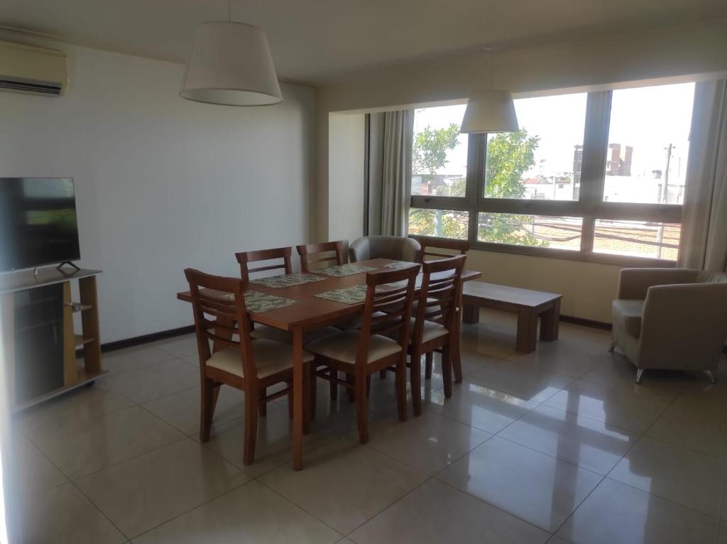 een keuken en eetkamer met een tafel en stoelen bij EDIFICIO BARROS in Olavarría