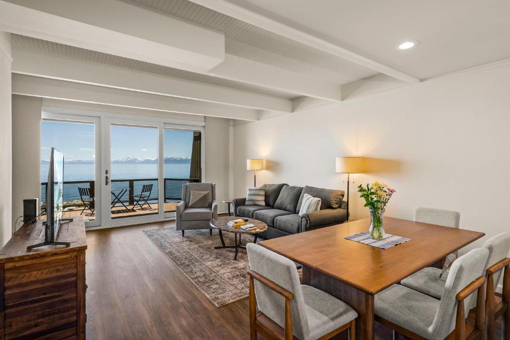Χώρος καθιστικού στο Newley remodeled, two story, two-bedroom condo nothing but Views of Lake Tahoe!