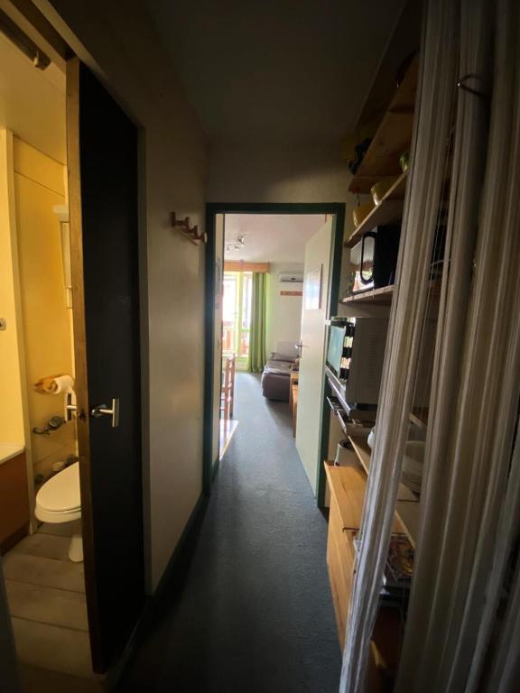 un couloir menant à un salon avec une porte dans l'établissement Résidence Hauts De Vanoise - 2 Pièces pour 6 Personnes MAE-6411, à Val Thorens