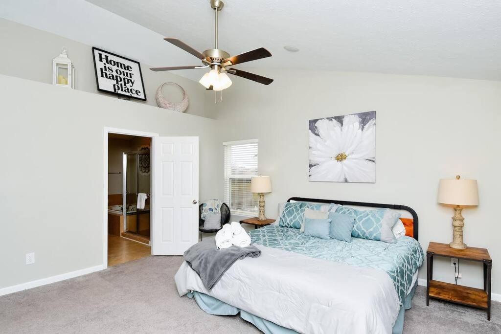 Ένα ή περισσότερα κρεβάτια σε δωμάτιο στο Modern Retreat near downtown Dayton