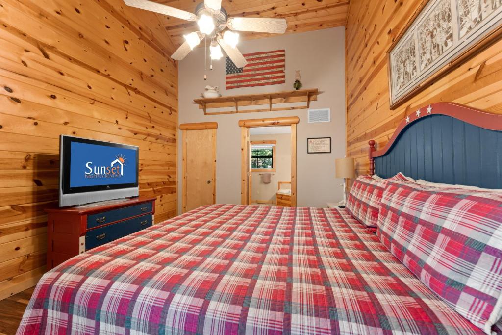Postel nebo postele na pokoji v ubytování Ozarks Oasis cabin