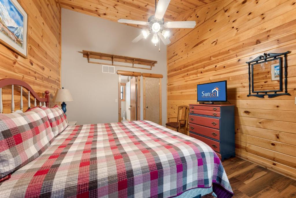 Postel nebo postele na pokoji v ubytování Ozarks Oasis cabin