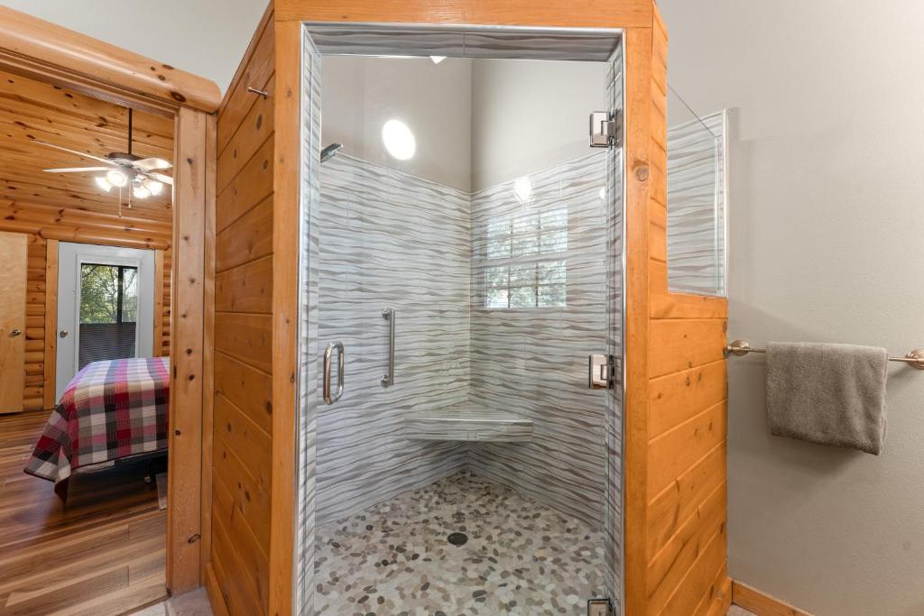 Koupelna v ubytování Ozarks Oasis cabin