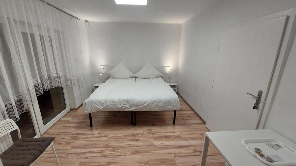 Hotel Konty Self-Service - One-Bedroom Apartment With Balcony