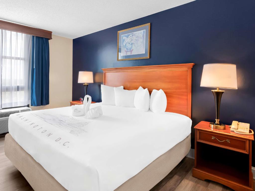 a large white bed in a hotel room at Best Western Potomac Mills in Woodbridge